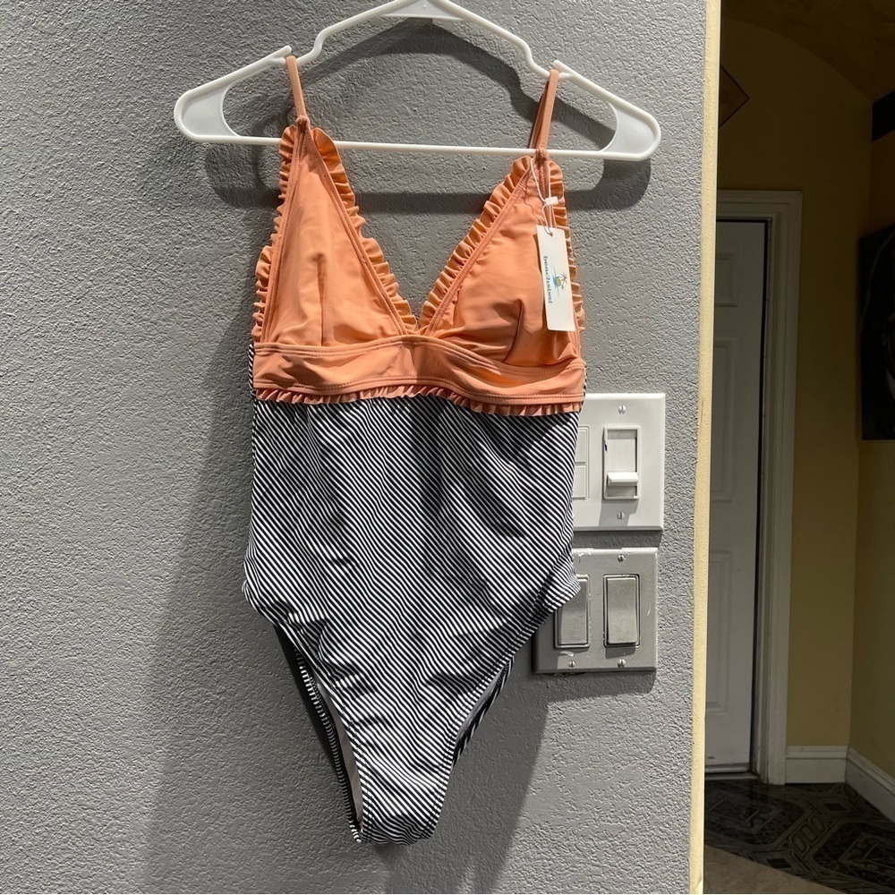 Beachsissi Ruffle V Neck One Piece Swimwear size medium
